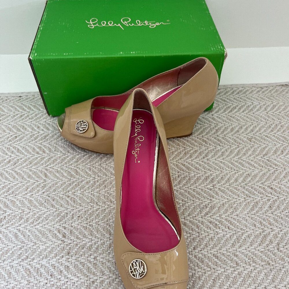Lilly Pulitzer Wedge Resort Chic Button Shoes in Sand Color Size 7.5